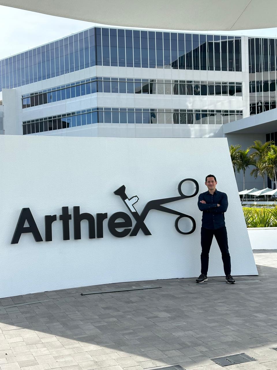 Dr. Águila en entrenamiento Arthrex de artroscopía avanzada